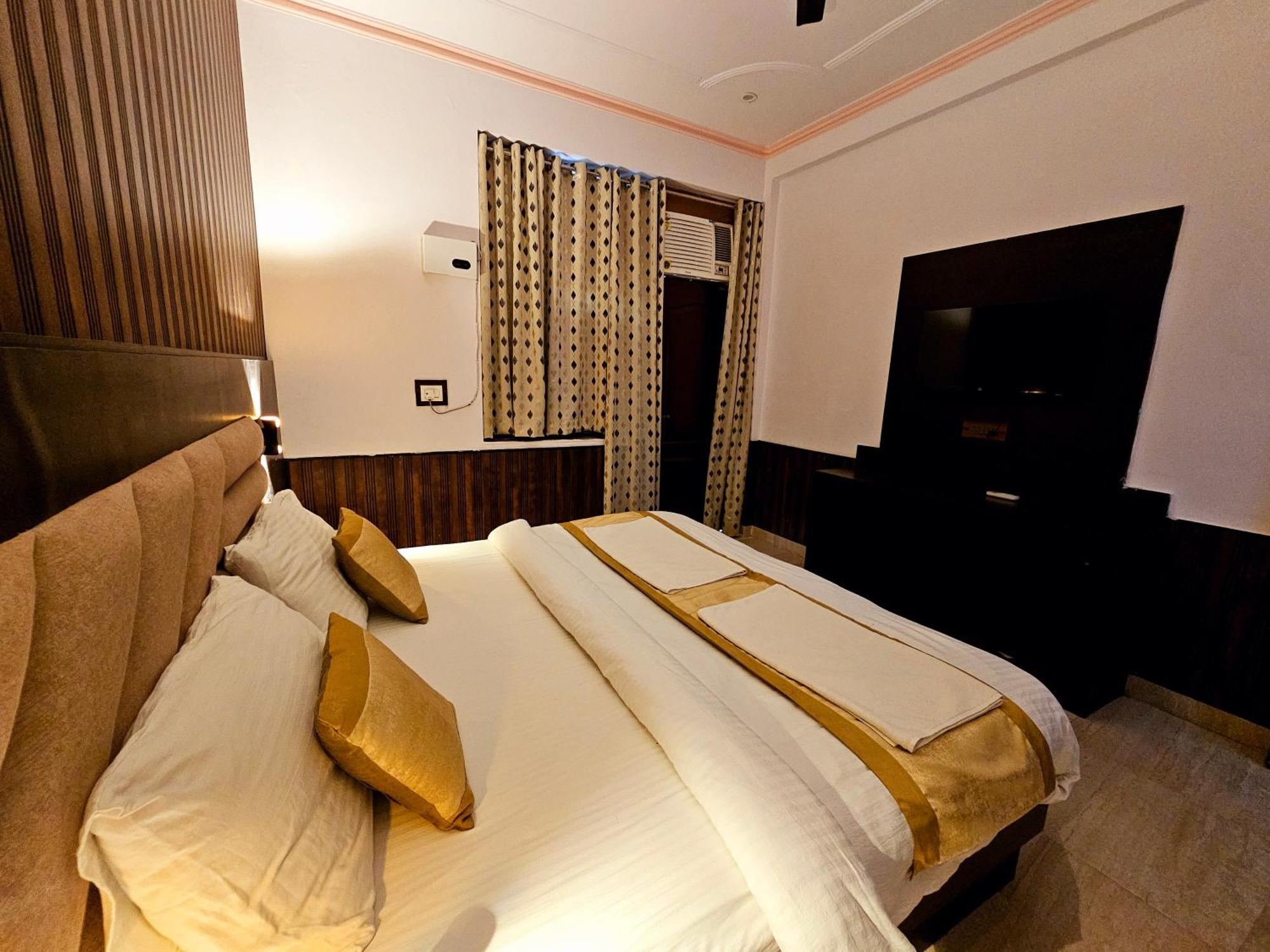 Shri Krishna Divine Dham Hotel Mathura Exterior photo