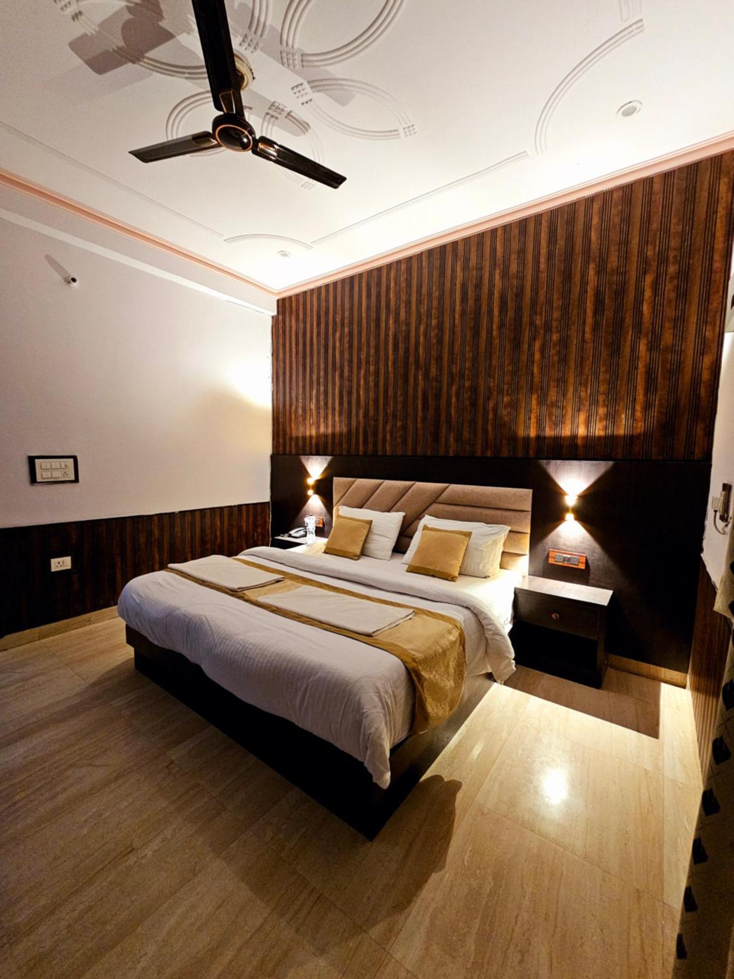 Shri Krishna Divine Dham Hotel Mathura Exterior photo