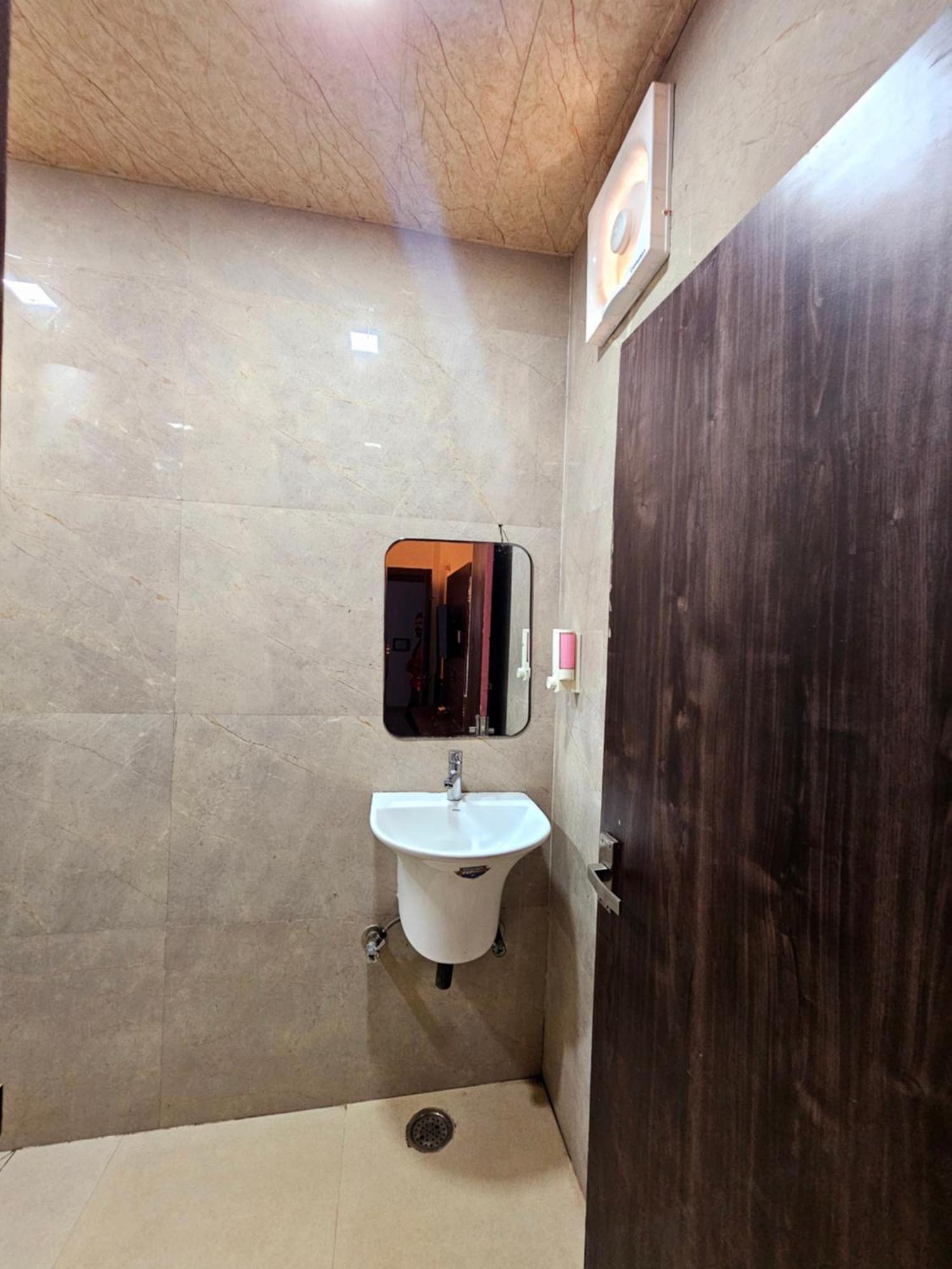 Shri Krishna Divine Dham Hotel Mathura Exterior photo