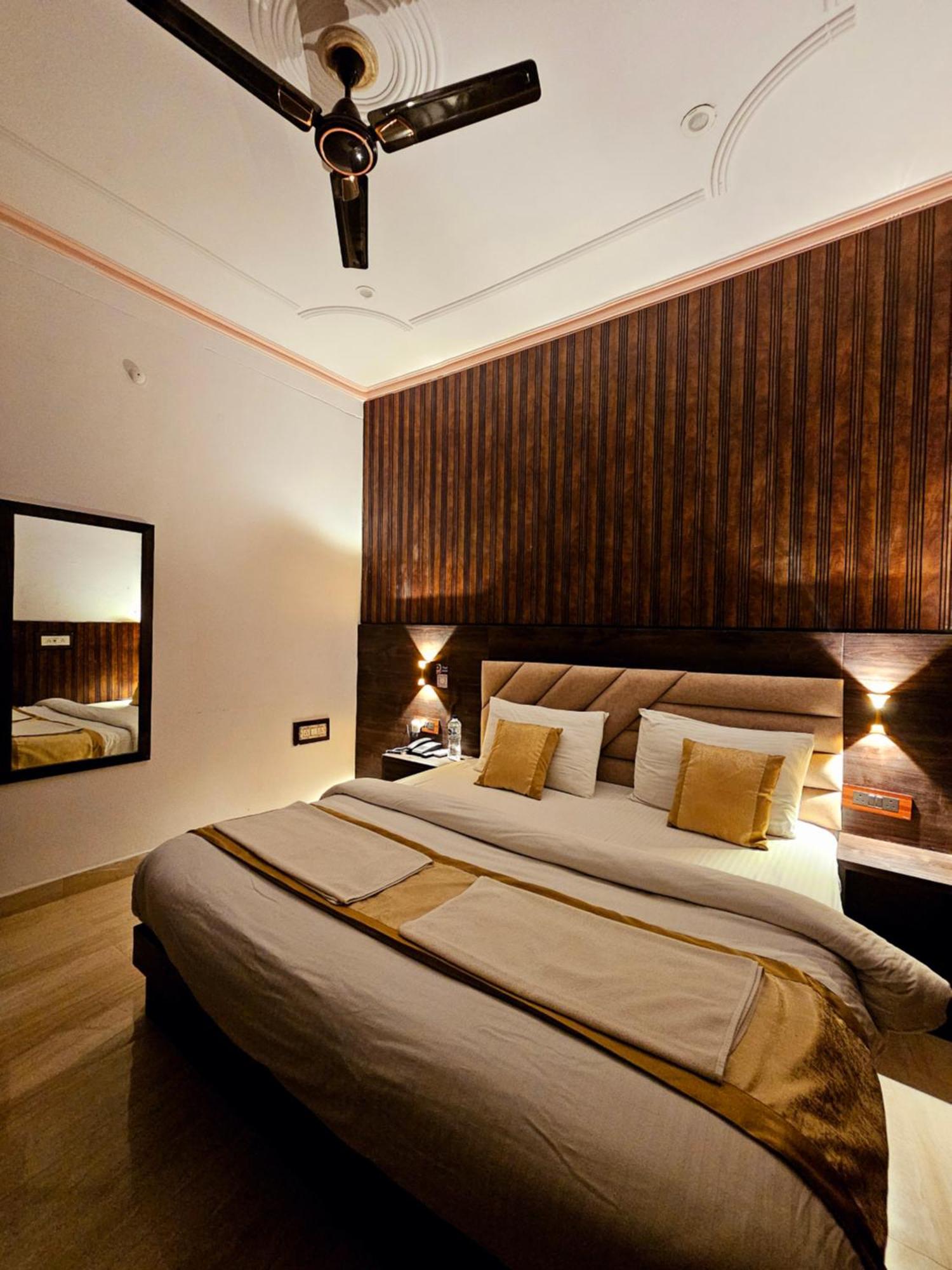 Shri Krishna Divine Dham Hotel Mathura Exterior photo