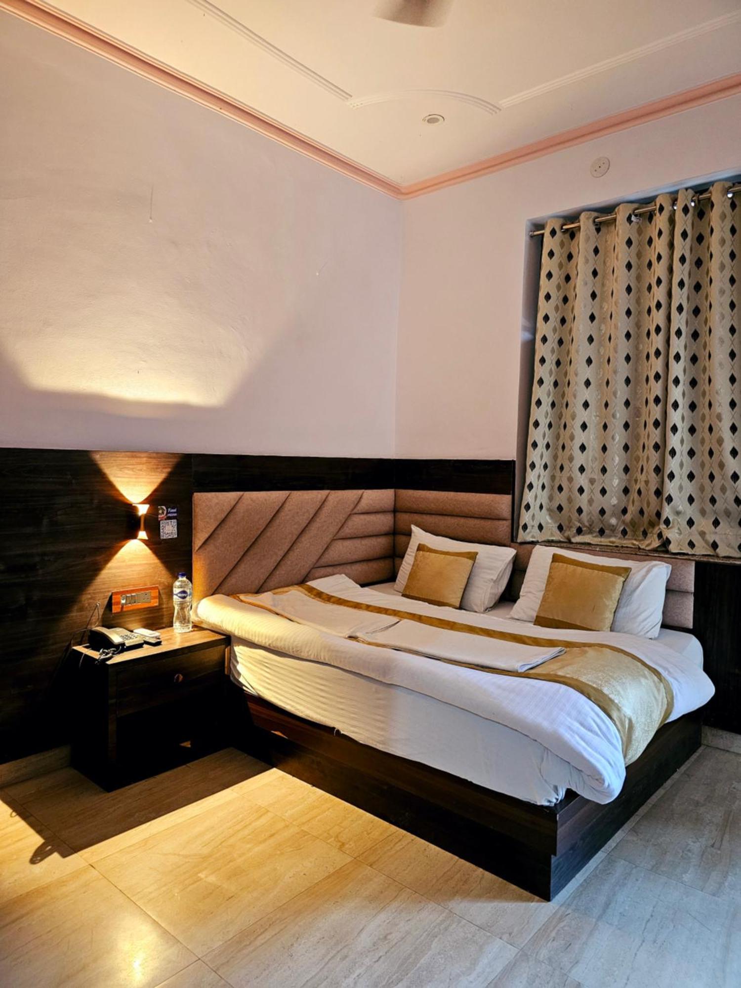 Shri Krishna Divine Dham Hotel Mathura Exterior photo